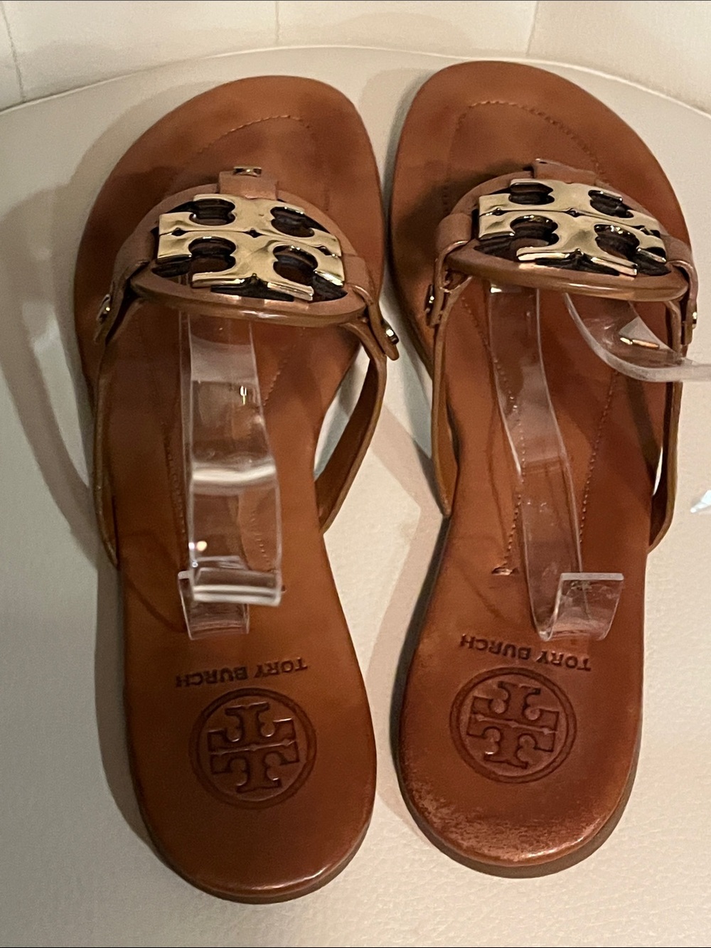 Tory Burch Tan Leather Gold Logo Thong Sandals Beautiful Eye Catching Luxury - Picture 9 of 15